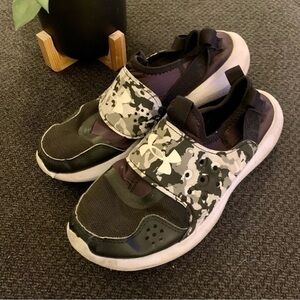 Under Armour Boys Youth Size 7 Running Shoes Gym Shoes Sports Slip On Walking